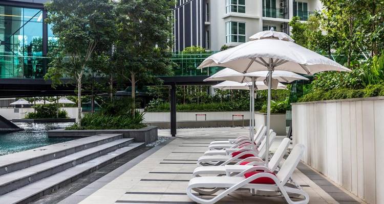 Espace piscine extérieure moderne avec chaises longues