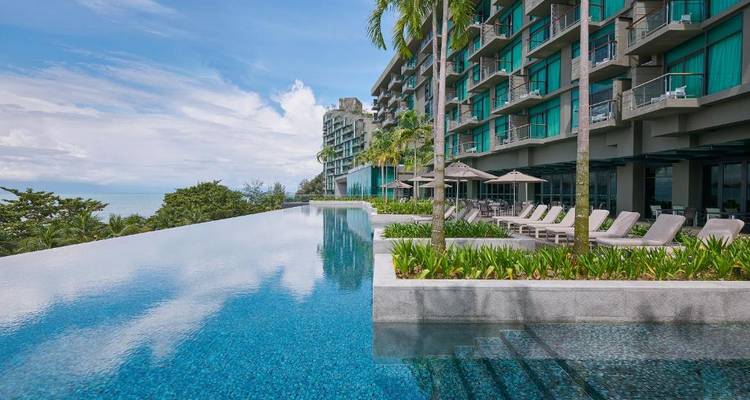 Piscine à débordement avec vue sur l'océan et bâtiments d'hôtel modernes