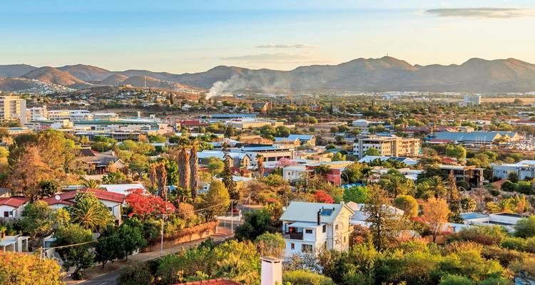 Panoramablick über die Stadt Windhoek mit umliegenden Hügeln bei Sonnenuntergang