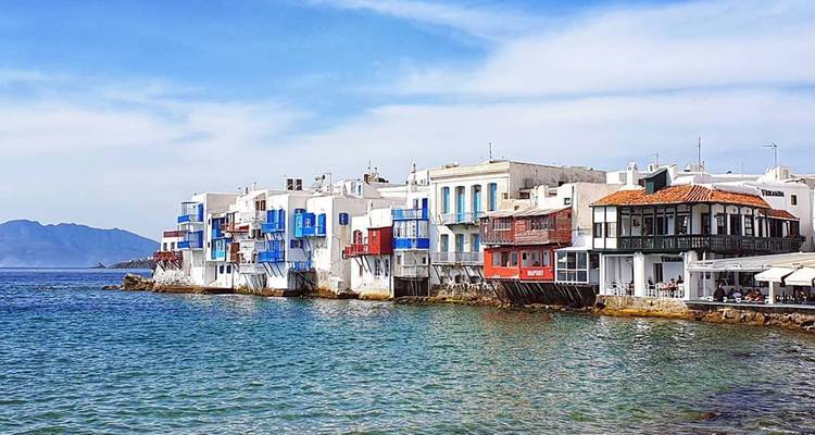 Les maisons aux balcons colorés de la Petite Venise, à Mykonos, perchées au bord de l'eau par une journée ensoleillée.