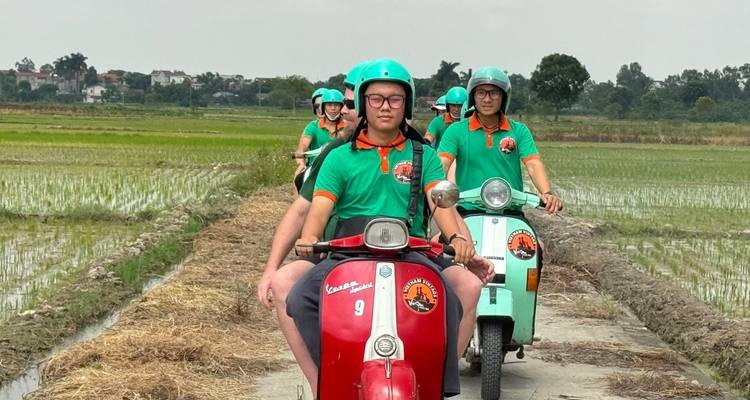 Excursion en scooter dans une zone verdoyante luxuriante avec plusieurs personnes qui roulent.