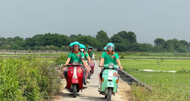 Balade en scooter dans un paysage verdoyant avec des conducteurs portant des casques.