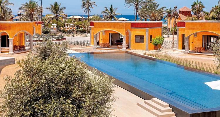 Ein luxuriöses Resort mit Swimmingpool und Meerblick.