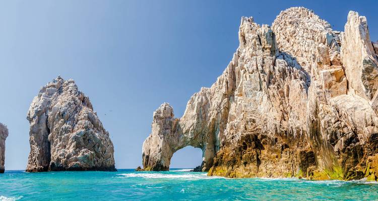 Felsformationen über dem Meer mit klarem Himmel.