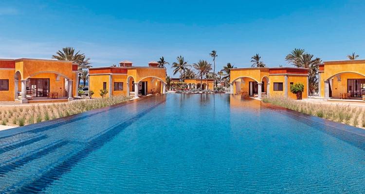 Hotelpool-Bereich mit Ozean im Hintergrund.