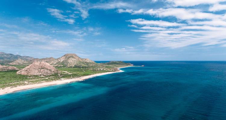 Küstenblick mit Meer und Bergen.