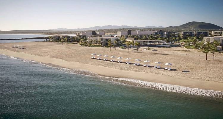 Unterkünfte am Strand mit Sonnenschirmen.