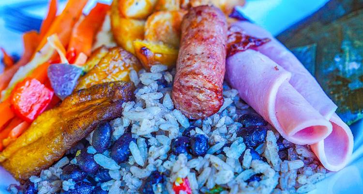 Assiette de nourriture costaricienne traditionnelle avec du riz et des haricots.