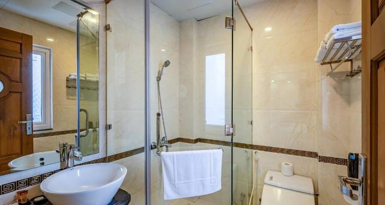 Modernes Badezimmer-Interieur mit einer Glasdusche und eleganten Armaturen.