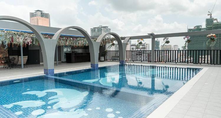 Dachpool mit modernen Bögen und Stadtblick.