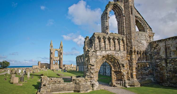 Ruines de la cathédrale de Saint Andrews sous un ciel bleu dégagé.
