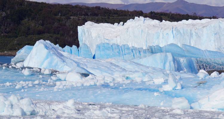 Indrukwekkende gletsjer met blauwe ijsformaties.