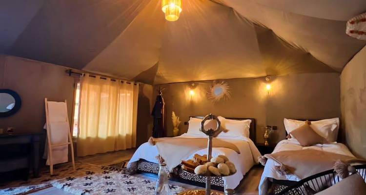 Interieur van een gezellige en mooi ingerichte kamer met bedden en een raam.