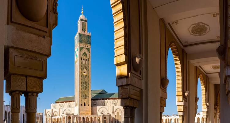 Vue de la mosquée Hassan II encadrée par des arches.