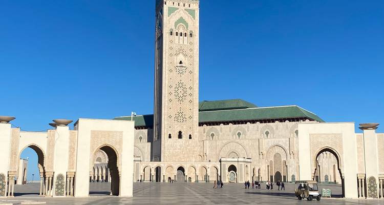 Mosquée Hassan II avec des gens devant
