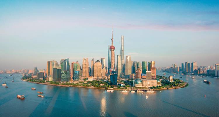 Vue aérienne de l'horizon de Shanghai avec des gratte-ciel au bord de la rivière.