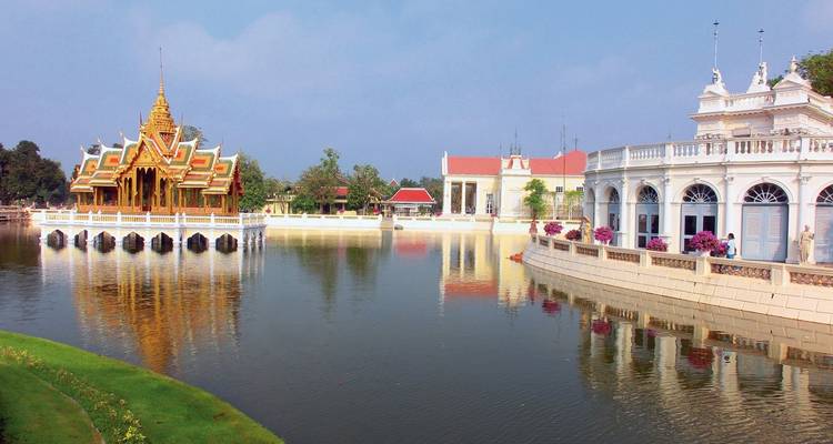Wunderschöner Palast mit Spiegelung auf einem ruhigen See in Thailand.