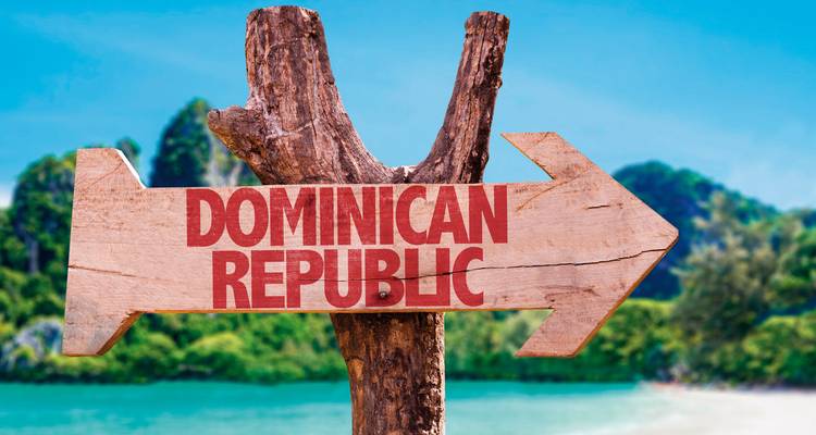 Schild, das in einer tropischen Umgebung auf die Dominikanische Republik zeigt.