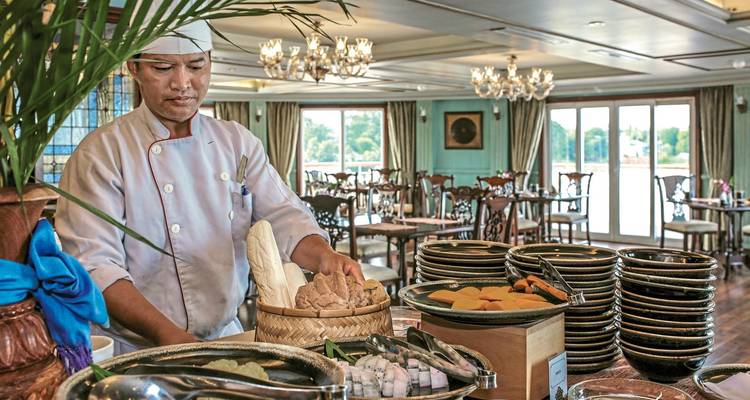 Koch bereitet ein Buffet in einem gut dekorierten Restaurant vor.
