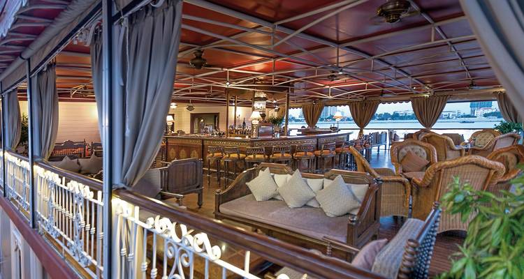 Luxuriöser Deckbereich mit Korbmöbeln auf einem Kreuzfahrtschiff.