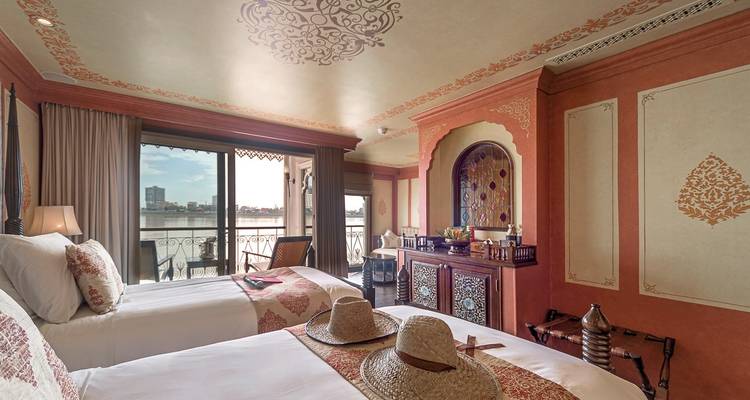 Chambre d'hôtel luxueuse avec balcon vue sur rivière