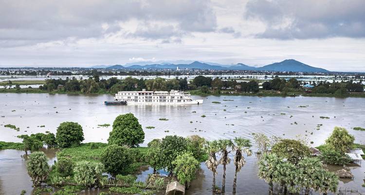 Paysage d'un bateau fluvial au milieu d'une large rivière