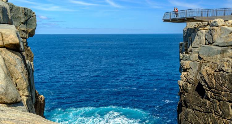 Malerischer Meerblick von einem hohen Felsenvorsprung.