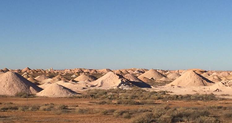 Einzigartige Landschaft aus kleinen Erdhügeln unter klarem Himmel.