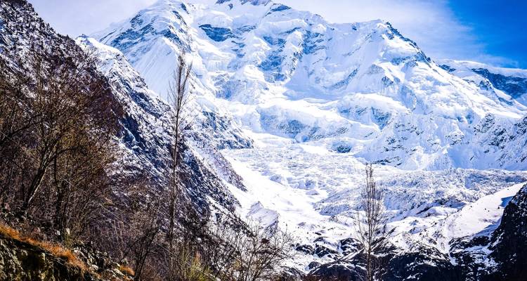Majestueuze met sneeuw bedekte berg onder de blauwe hemel.
