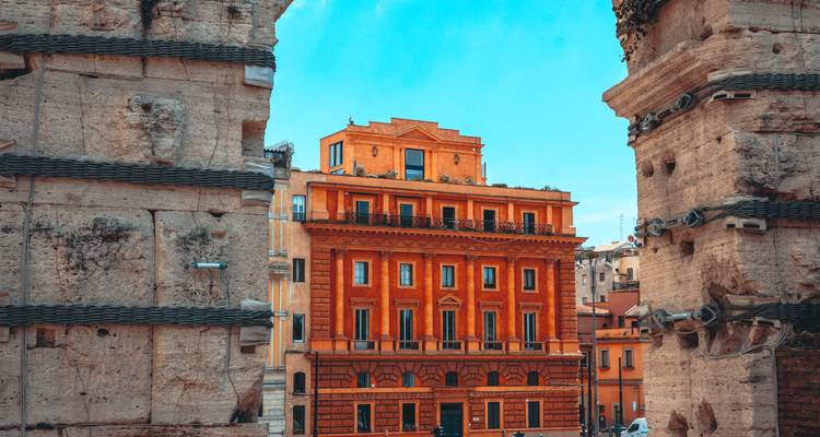 Historische Architektur in Rom zwischen antiken Steinmauern.