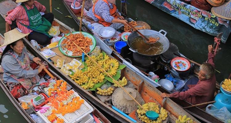 Verkäufer, die Lebensmittel und Waren auf einem schwimmenden Markt in bunten Booten verkaufen.