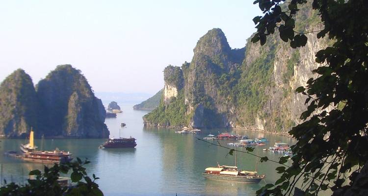 Een schilderachtig uitzicht op Halong Bay met kalksteenformaties.
