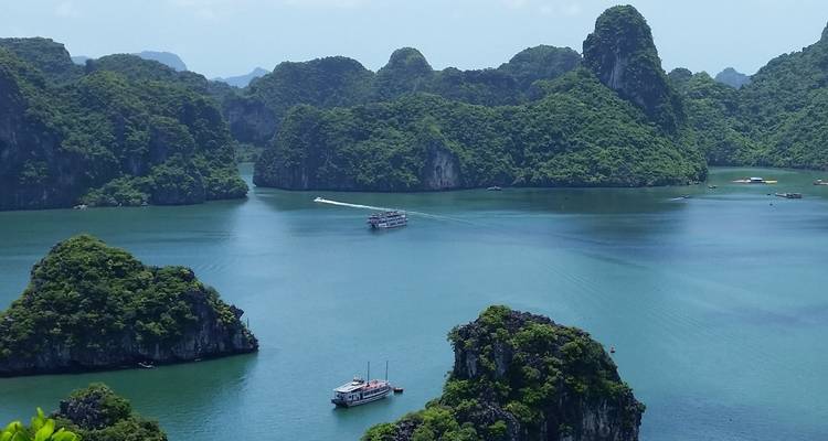 Luchtfoto van boten die door Halong Bay varen.
