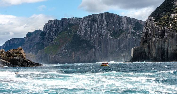 Dramatische Küstenklippen mit Wellen, die gegen sie krachen.