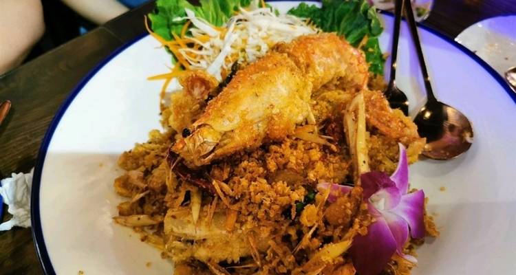 Bord zeevruchten met garnituur.