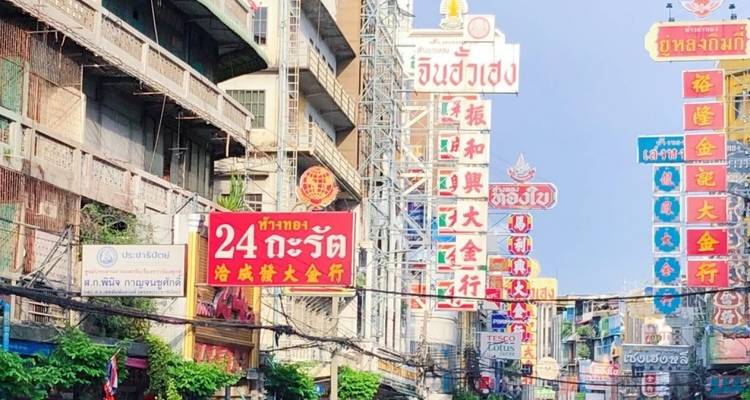 Straat met talrijke borden in een druk marktgebied.