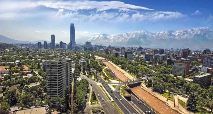 Een luchtfoto van Santiago, Chili met de Andes-bergen op de achtergrond.
