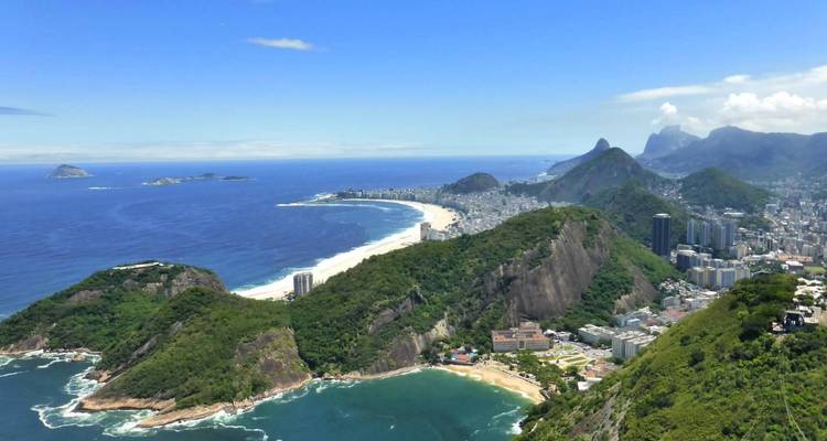 Een luchtfoto van Rio de Janeiro met bergen en stranden.