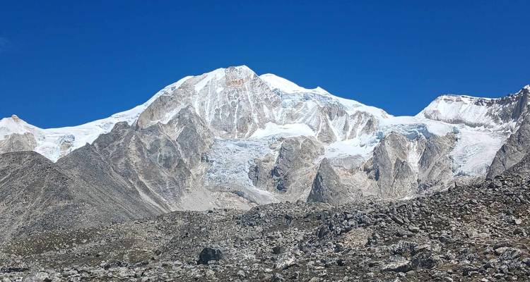 Schneebedeckte Bergkette unter einem klaren blauen Himmel.
