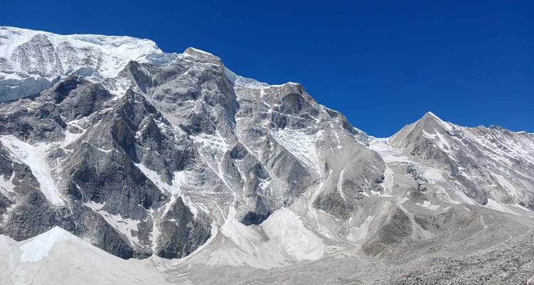 Gebirgszug mit Schnee und felsigem Gelände.