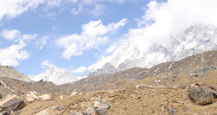 Himalayagebergte met wolken die schaduwen werpen.