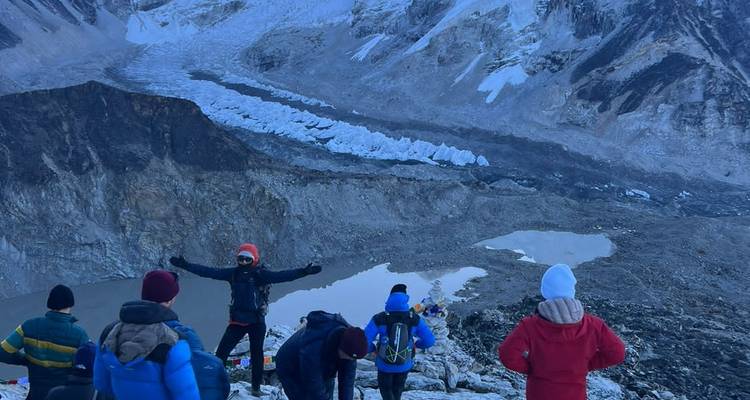 Groep mensen op een besneeuwde locatie op grote hoogte.