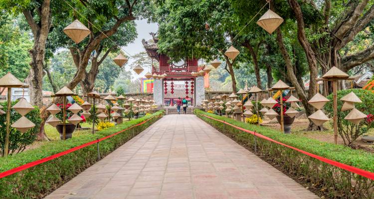 Tempel van Literatuur binnenplaats met traditionele hangende kegelvormige hoeden.