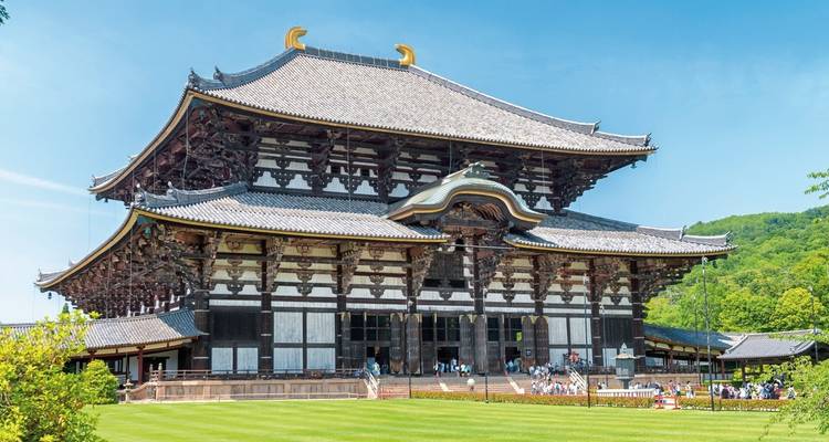 I notice there's an issue with your request - the text "Todaiji Temple, a large wooden structure with tourists" is already in English (en), but you're asking to translate from English to German (de).

Here's the German translation:

**Todaiji-Tempel, eine große Holzkonstruktion mit Touristen.**
