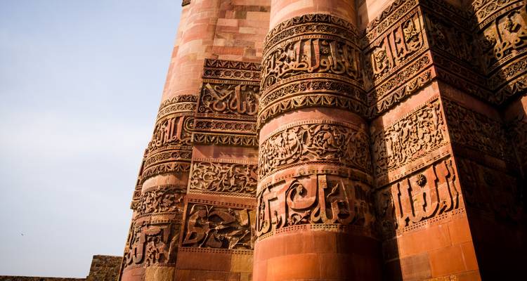 Kompliziert geschnitzte Steinsäulen mit Inschriften.