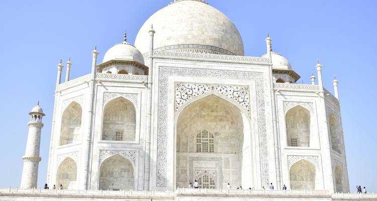 Ikonisches Bauwerk aus weißem Marmor mit großer Kuppel.