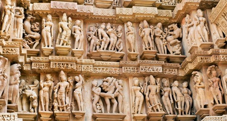 Komplizierte Steinschnitzereien an einer antiken Tempelmauer.