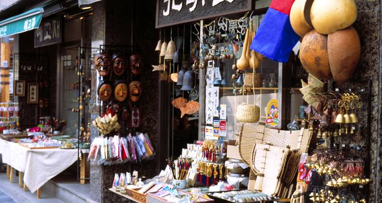 Les devantures d'artisanat traditionnel et de magasins de souvenirs bordent une ruelle animée dans le quartier d'Insadong à Séoul.
