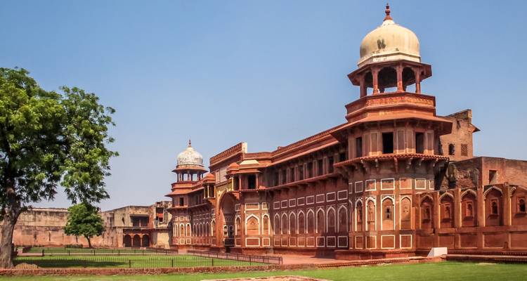 Historische Festung mit prunkvoller Architektur und Garten.