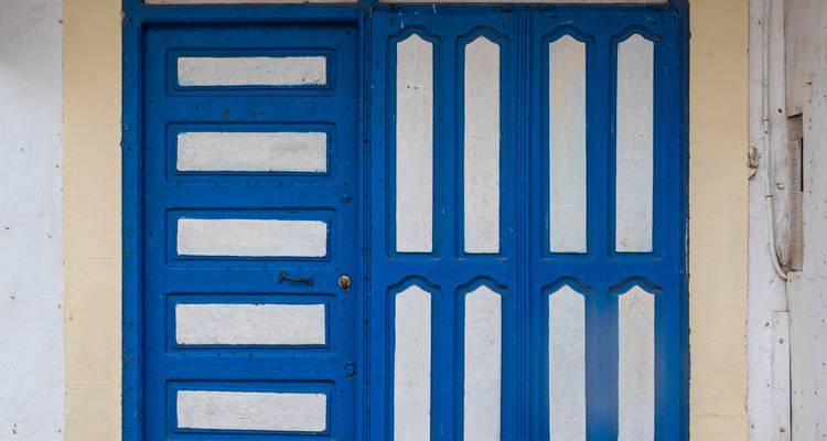 Close-up van een blauw en wit geschilderde deur.